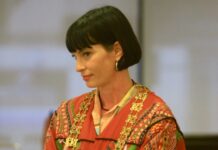 Almost 900 sign petition for Hill to resign