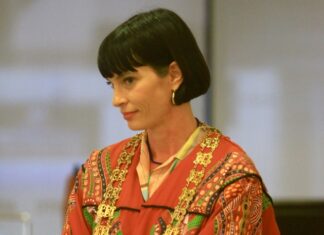 Almost 900 sign petition for Hill to resign