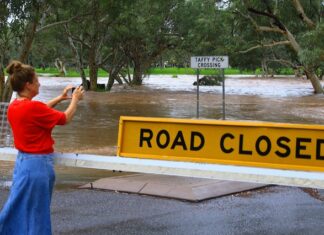 Traffic chaos, minor flooding after rain dump